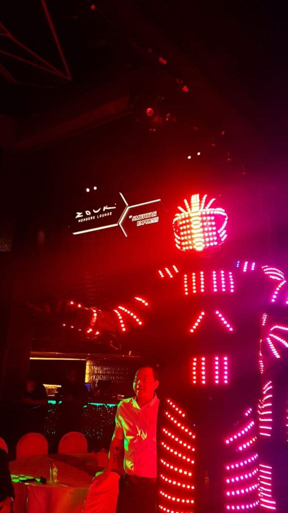 Roving Stilt Walker in Singapore 5