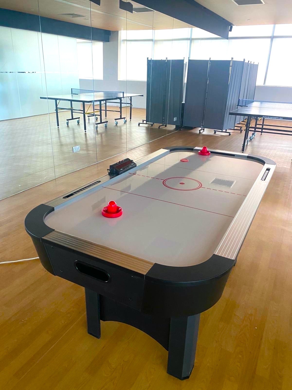 Arcade Game Machine Singapore: Corporate Event Player Flow Checklist 2026 4 Air hockey table arcade rental at Singapore corporate event