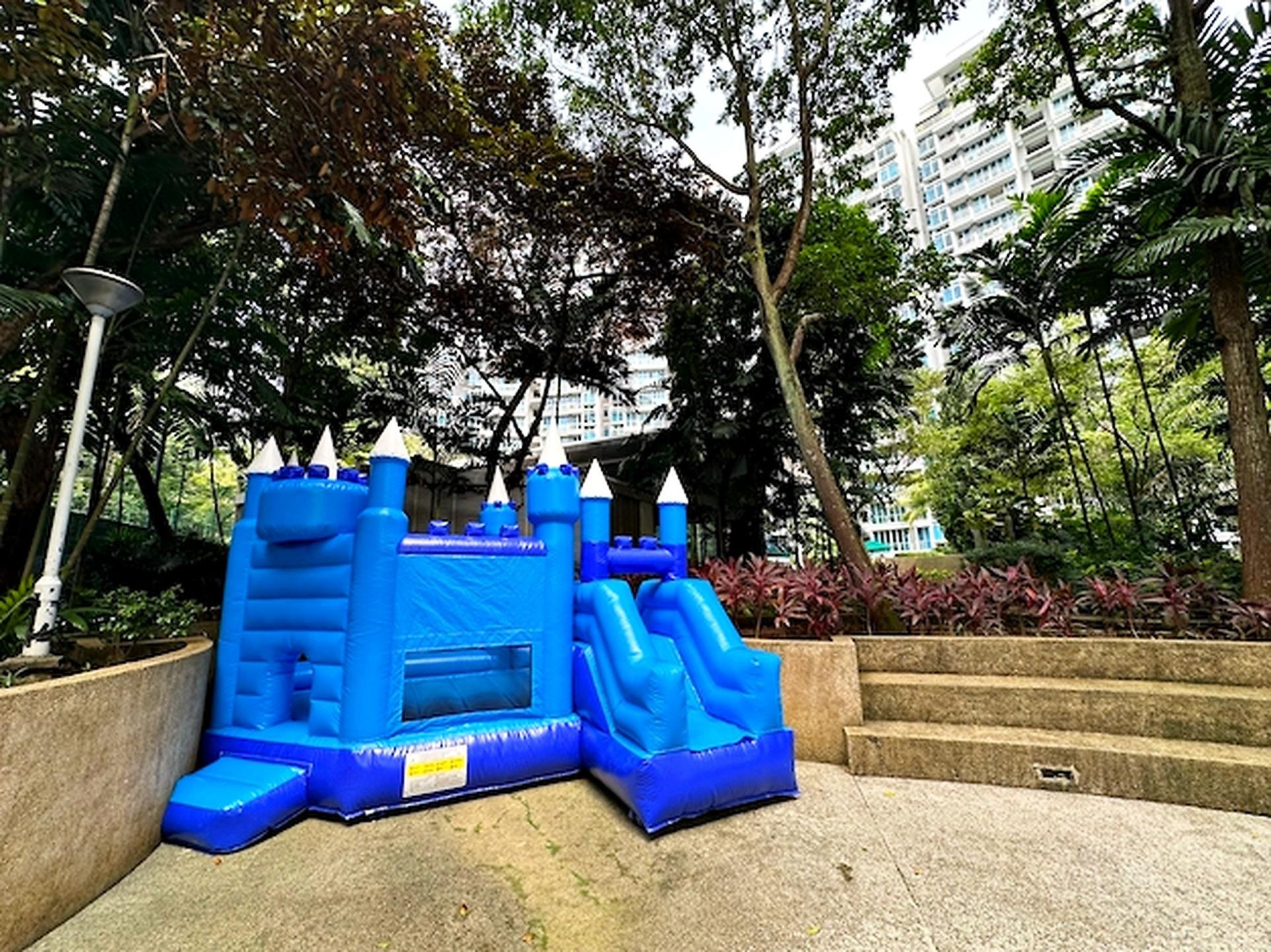 Bouncy Castle Rental: 6 Smart Ways to Choose for Your Event 8 Blue castle with slide in a park setting