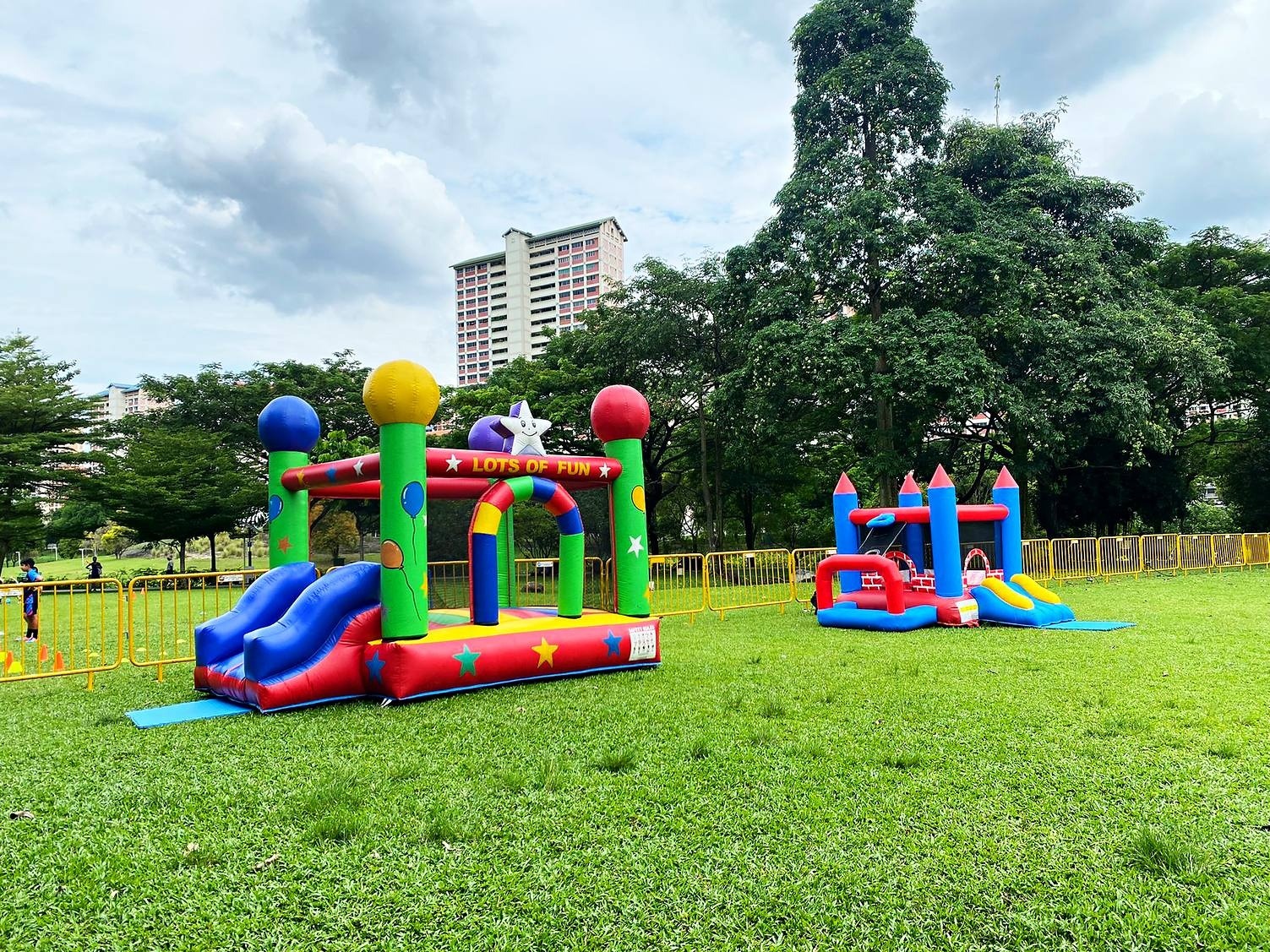 Bouncy Castle Rental: 6 Smart Ways to Choose for Your Event 1 Bouncy Castle Rental options on a grass field in Singapore