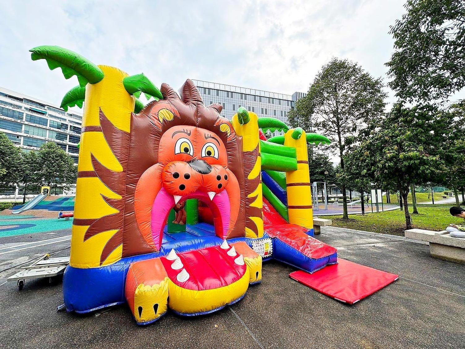 Bouncy Castle Rental: 6 Smart Ways to Choose for Your Event 9 Lion themed bouncy castle with front entry and side slide