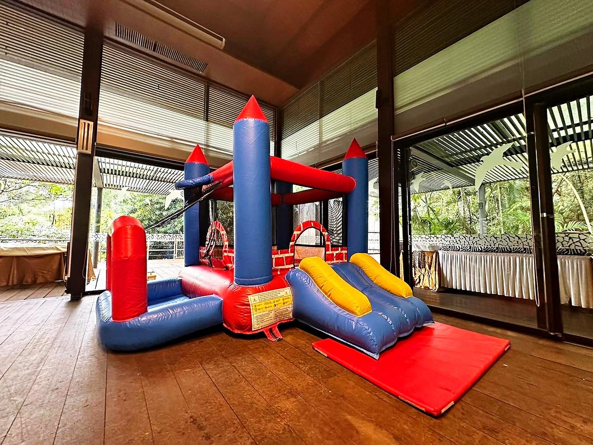 Bouncy Castle Rental: 6 Smart Ways to Choose for Your Event 3 Compact bouncy castle with slide in a sheltered venue