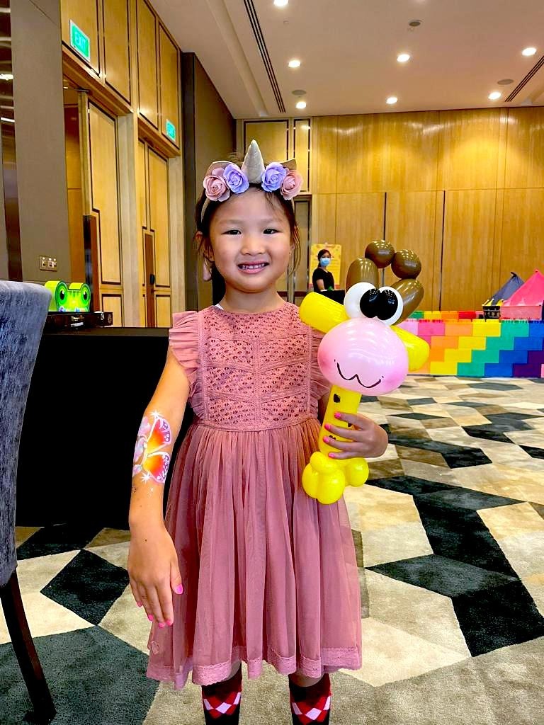 Creative Fringe Activities: 6 Smart Ways to Plan a Personalised Event 11 Child holding a giraffe balloon sculpture