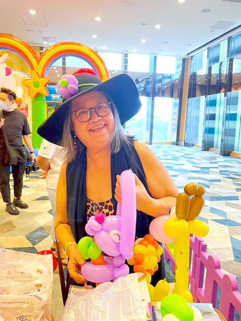 Creative Fringe Activities: 6 Smart Ways to Plan a Personalised Event 12 Balloon artist presenting colourful twisted creations
