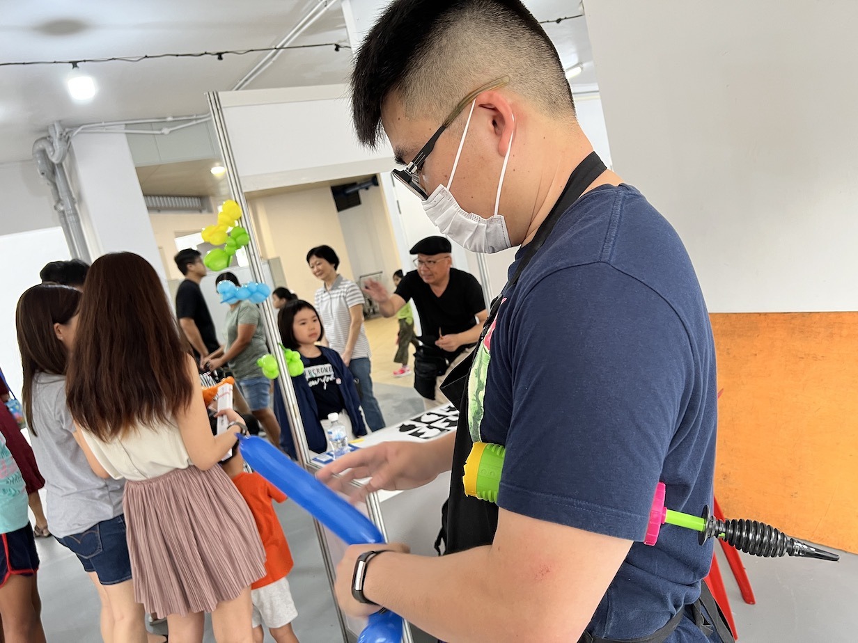 Creative Fringe Activities: 6 Smart Ways to Plan a Personalised Event 1 Creative fringe activities with a balloon twisting artist at a children's event