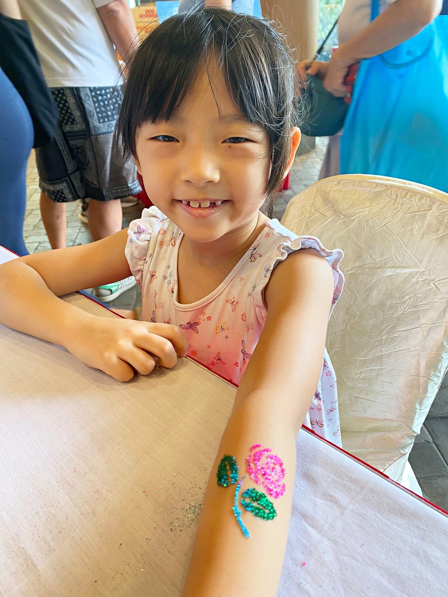 Creative Fringe Activities: 6 Smart Ways to Plan a Personalised Event 8 Rose glitter tattoo on a guest's arm